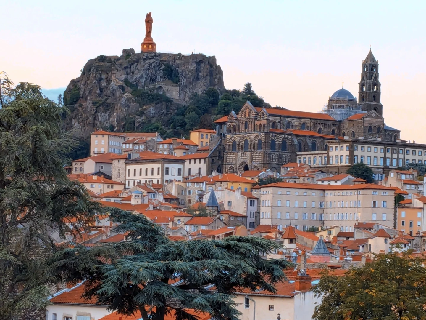 La magnifique ville du Puy-en-Velay au crépuscule